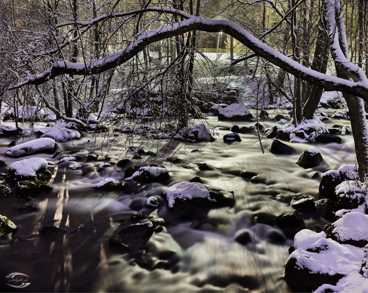 Schneebedeckte Steine in einem Fluss