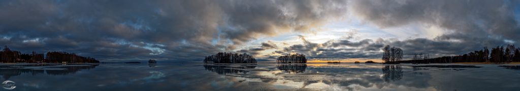 Panorama eines gefronenen Sees mit einem bewölkgem Himmel