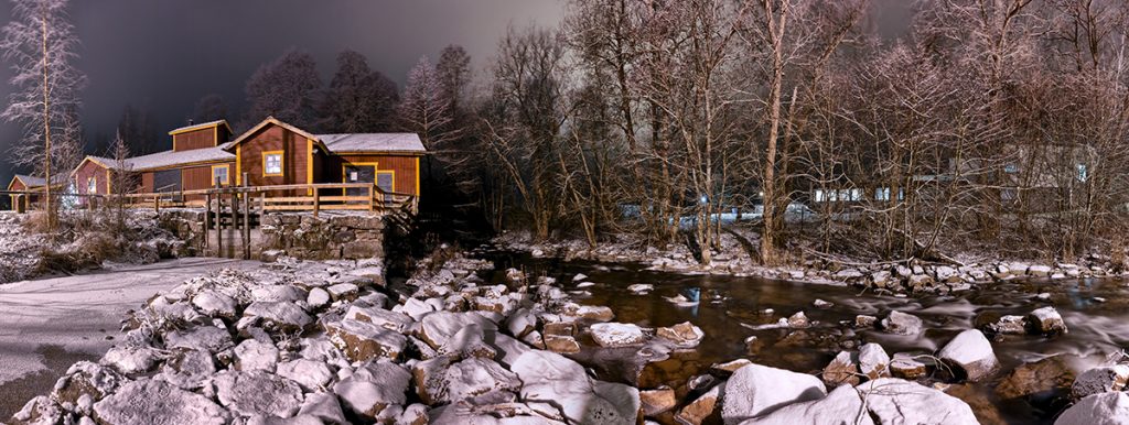 Mit Eis überzogene Steine in einem Fluss