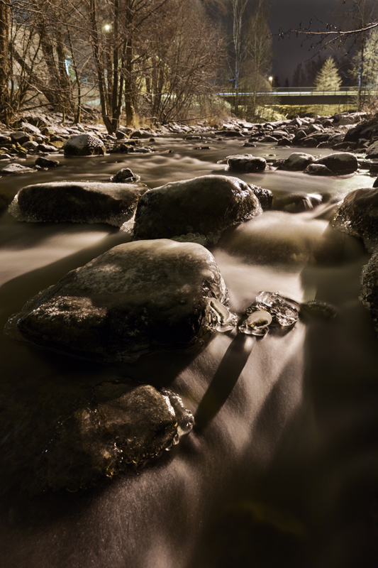 Mit Eis überzogene Steine in einem Fluss