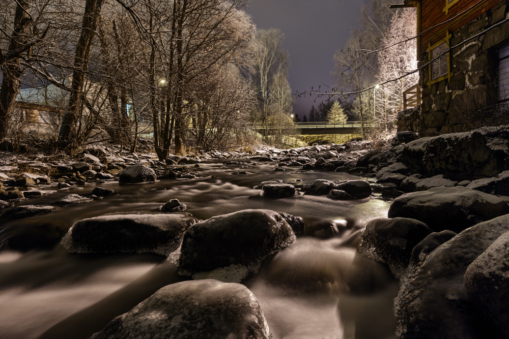 Mit Eis überzogene Steine in einem Fluss