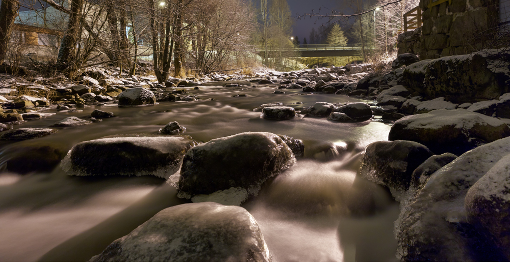 Mit Eis überzogene Steine in einem Fluss
