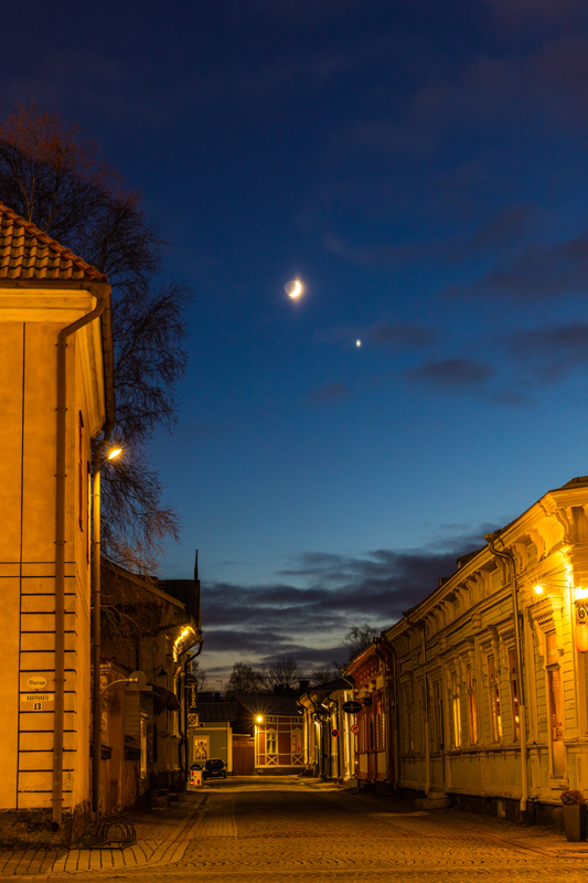 Blick auf ein beleuchtetes Gebäude zur Blauen Stunde