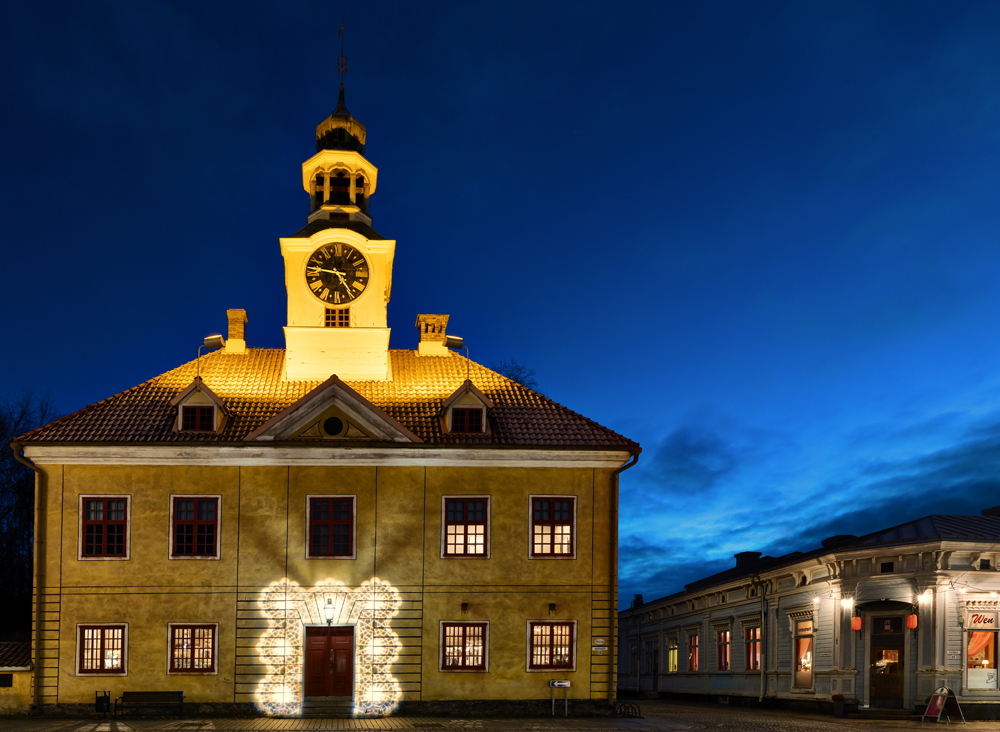 Blick auf ein beleuchtetes Gebäude zur Blauen Stunde