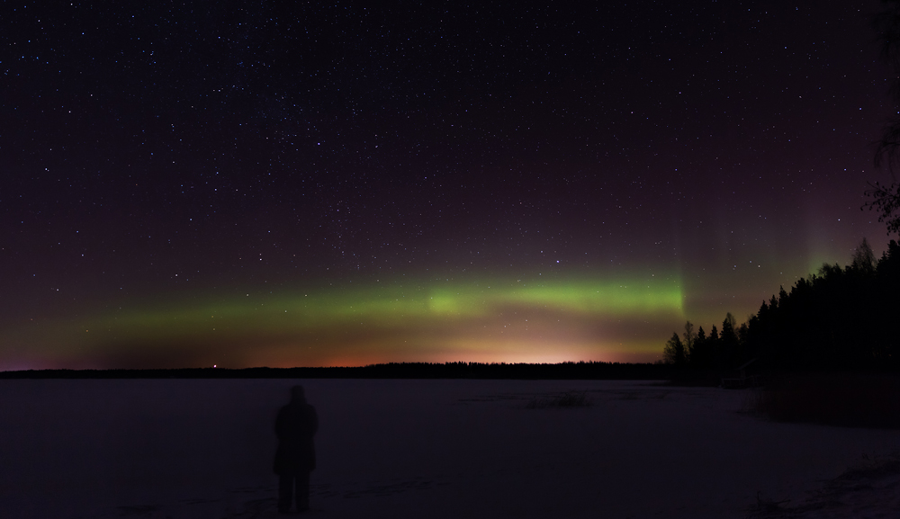 Nordlichter über einer Eisfläche