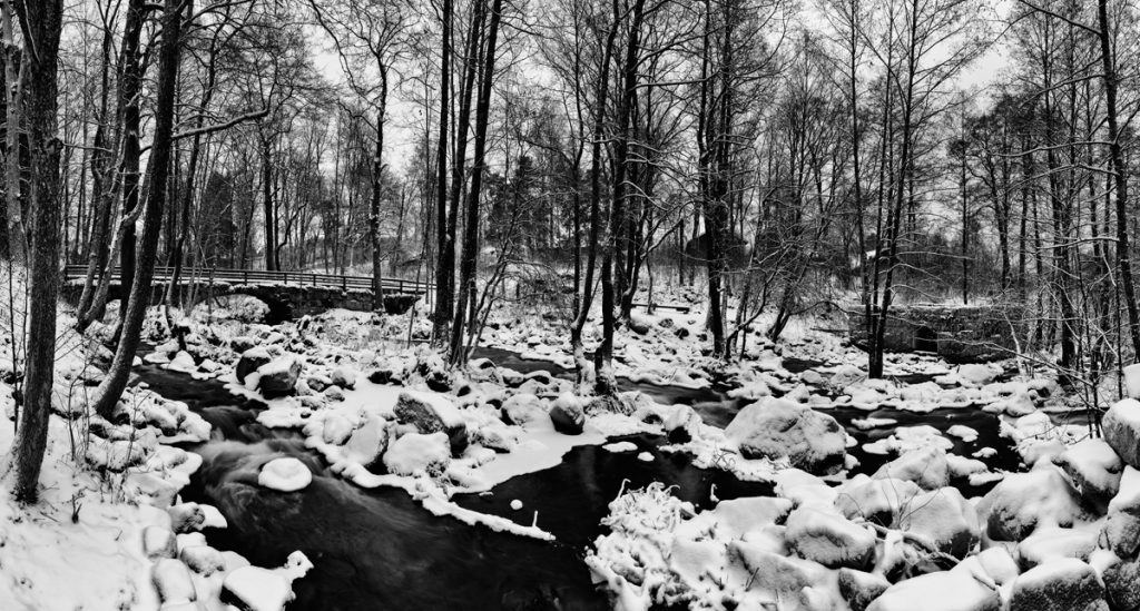 Mit Eis überzogene Steine in einem Fluss