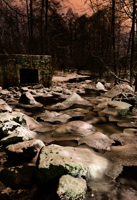 Mit Eis überzogene Steine in einem Fluss