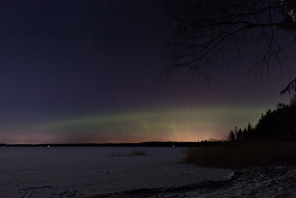 Nordlichter über einer Eisfläche