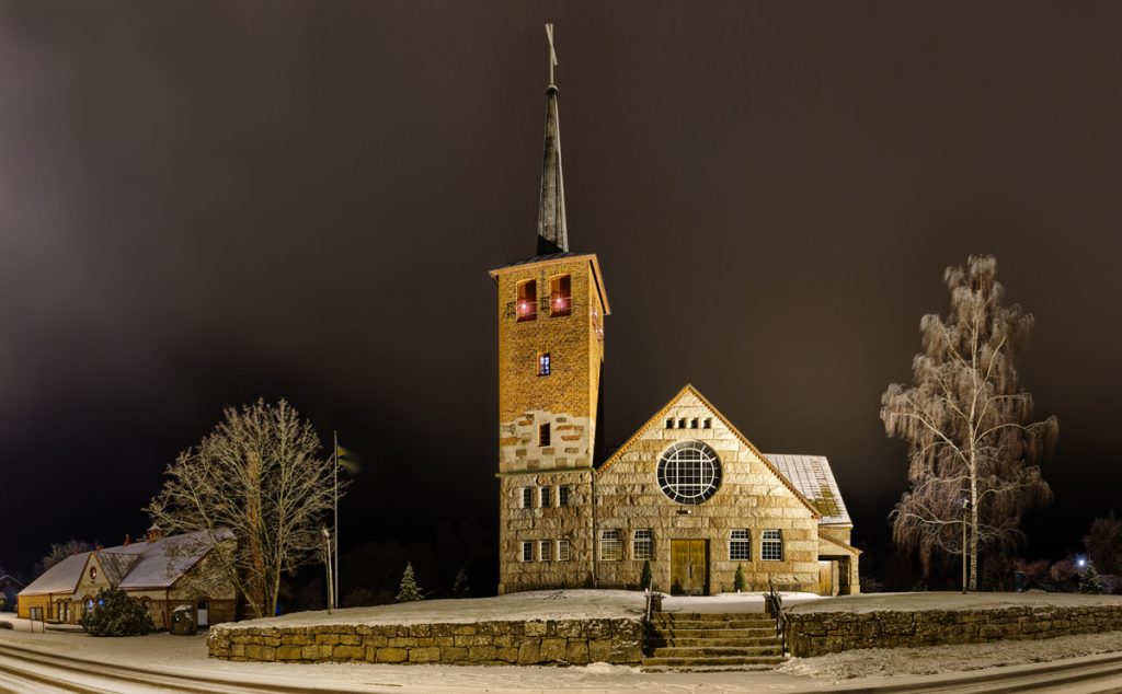 Blick auf eine verschneite Kirche bei Nacht