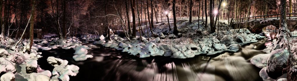 Mit Eis überzogene Steine in einem Fluss