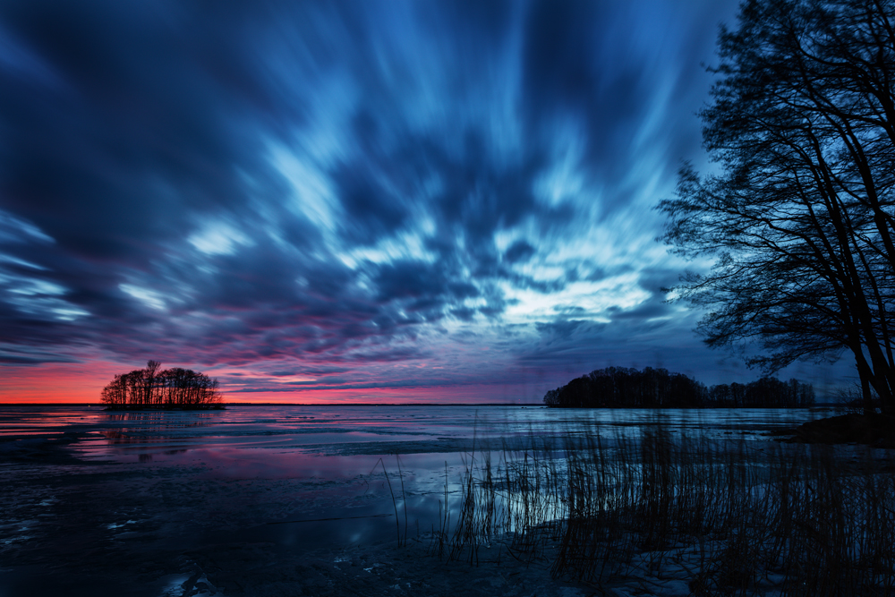 Blick auf eine Insel mit einem dramatischen Himmel