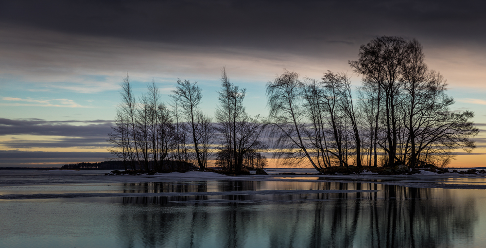 Blick auf eine Insel mit einem dramatischen Himmel