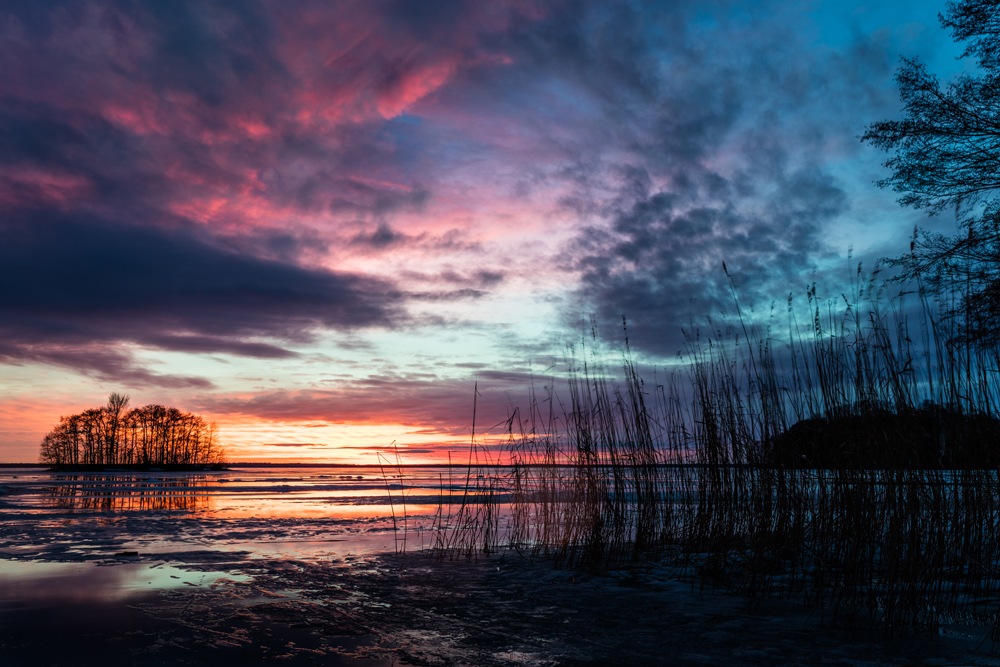 Blick auf eine Insel mit einem dramatischen Himmel