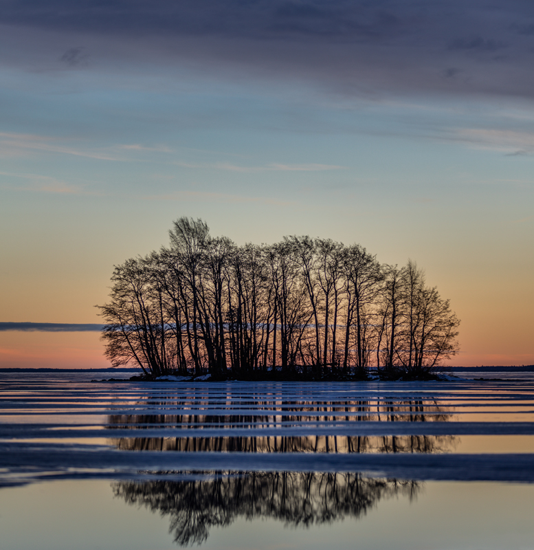 Blick auf eine Insel mit einem dramatischen Himmel