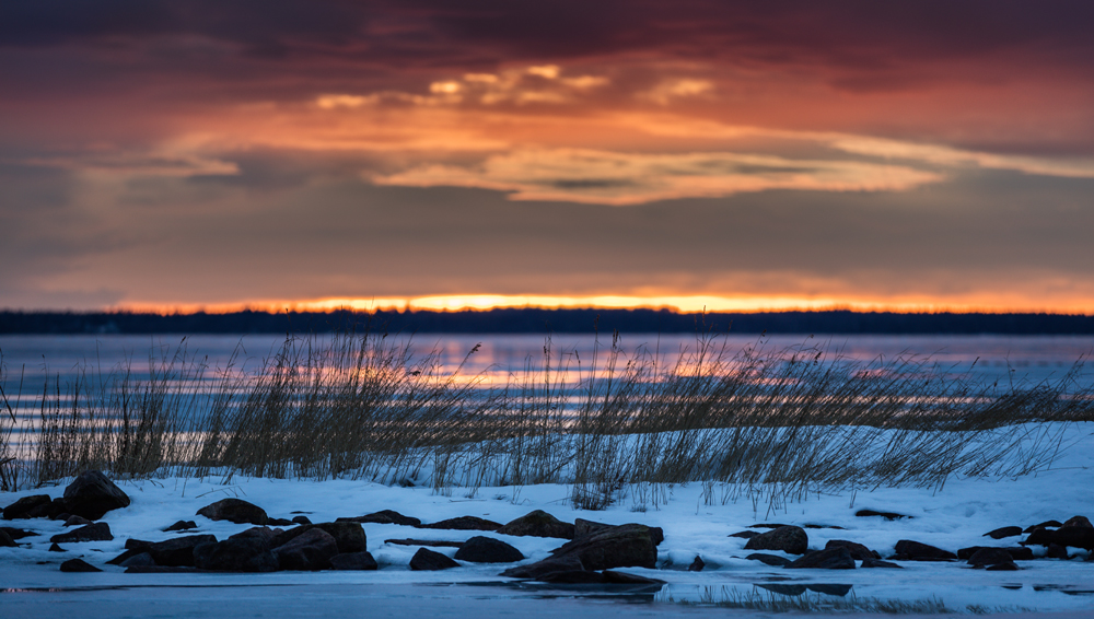 Blick auf eine Insel mit einem dramatischen Himmel