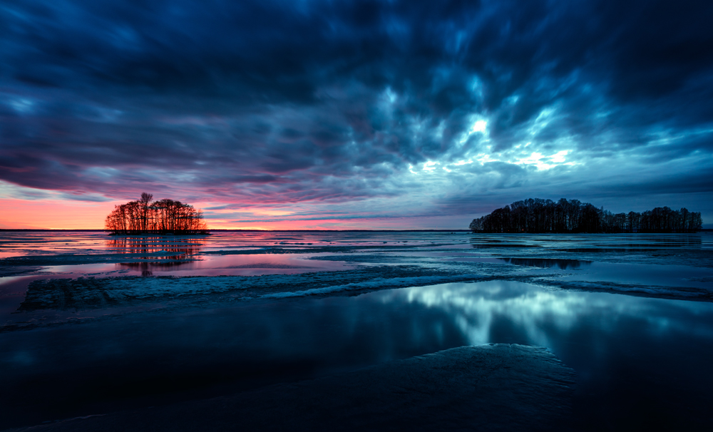 Blick auf eine Insel mit einem dramatischen Himmel