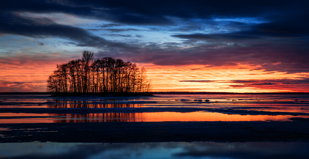 Blick auf eine Insel mit einem dramatischen Himmel