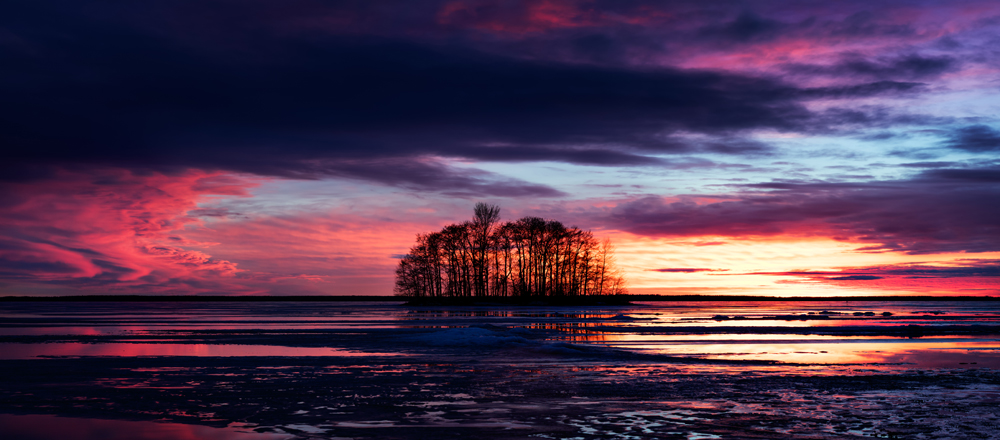 Blick auf eine Insel mit einem dramatischen Himmel