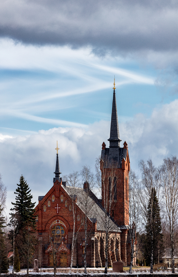 Kirche mit Wolken im Hintergrund