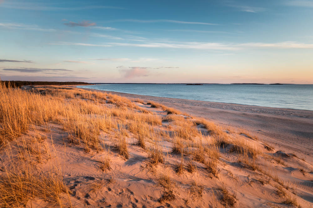 Blick einen Strand entlang