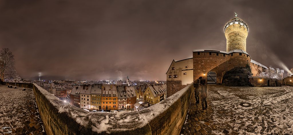 Panorama über Nürnberg bei Nacht im Winter