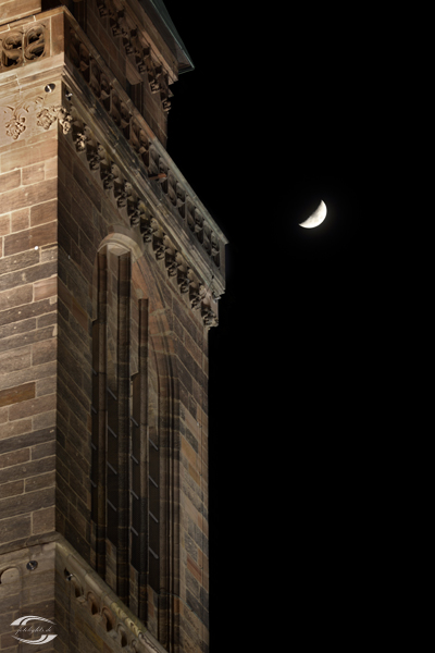 Mond neben einem Turm der Sebalduskirche