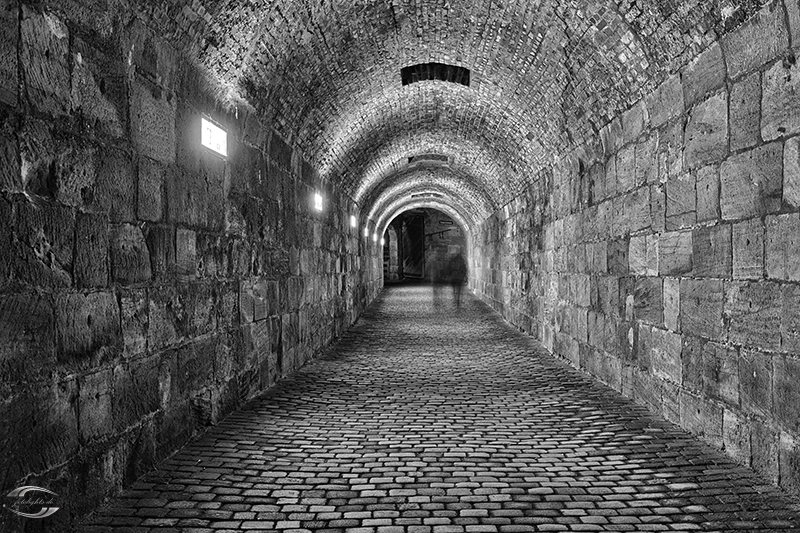 Blick im Inneren eines Tunnels in schwarz-weiß
