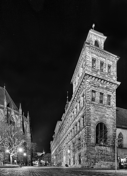 Turm des alten Rathauses in schwarz-weiß bei Nacht
