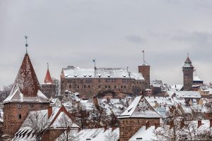 Bilder der verschneiten Nürnberger Kaiserburg mit teilen der Nürnberger Altstadt im Vordergrund