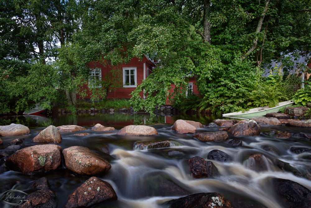 Ein Haus an einem Fluss