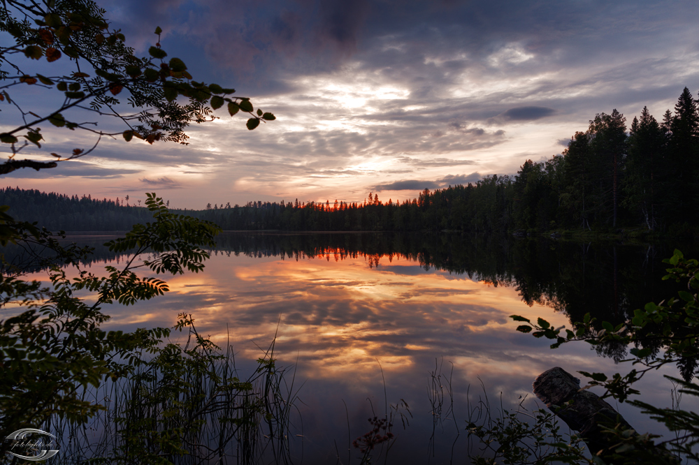 Spiegelungen des Himmels im Wasser eines Sees