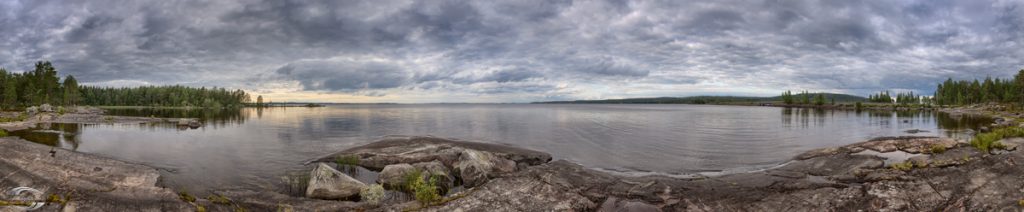 Panorama eines Sees mit bewölktem Himmel