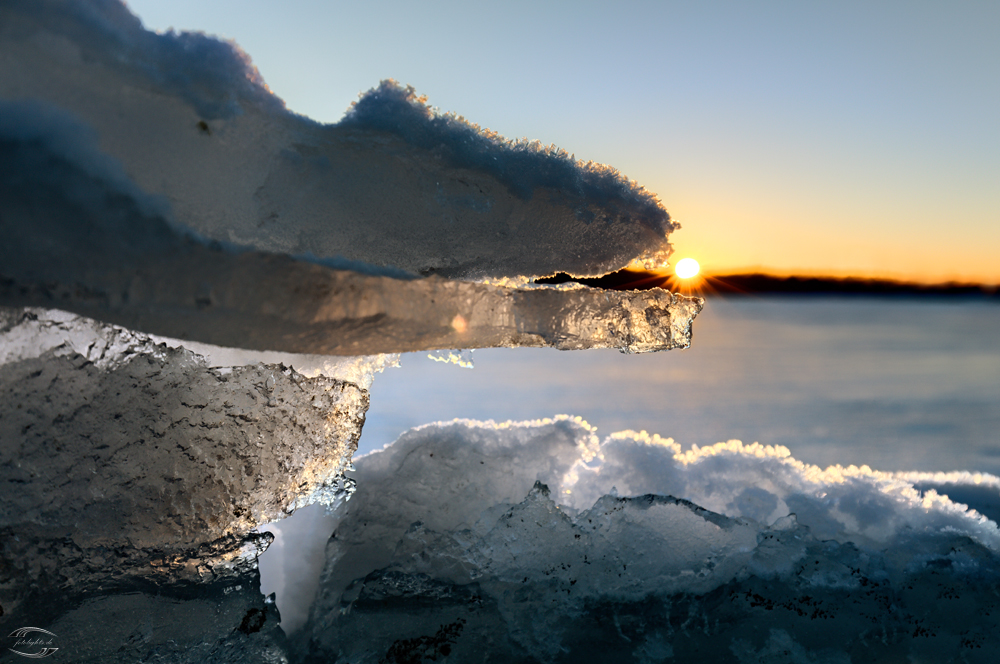 Blick durch Eisformen hindurch mit der Sonne am Horizont
