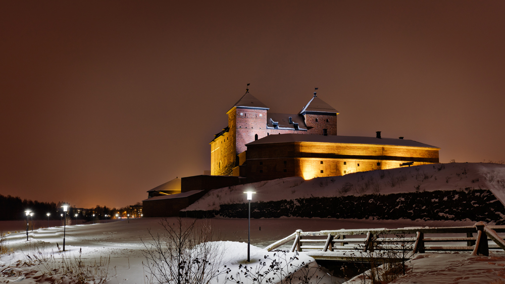 Blick auf die Burg Hämeenlinna bei Nacht