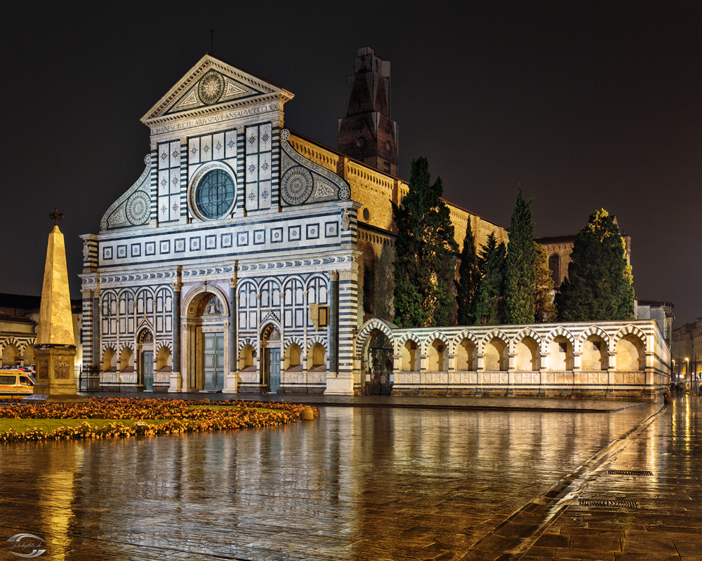 Bild einer Basilica bei mit nassem Boden bei Nacht