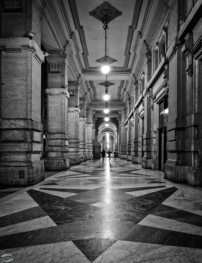Bild eines ganges in Florenz mit eckigem Muster am Boden bei Nacht