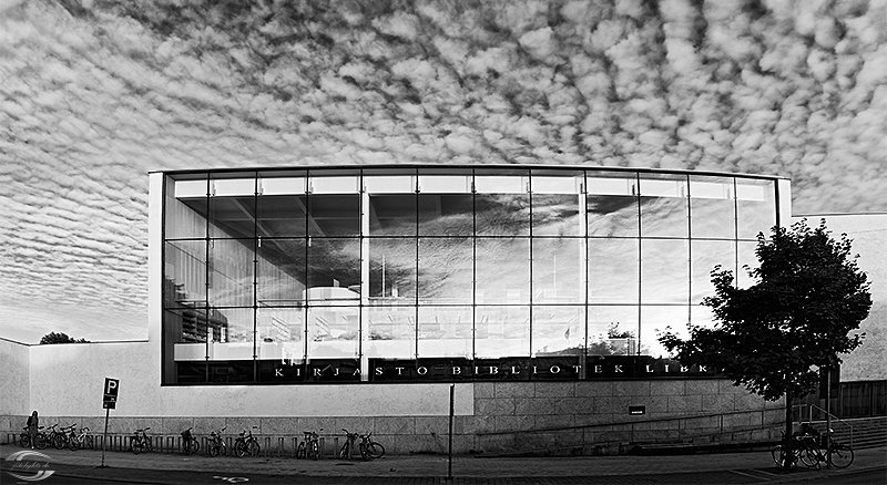 Schwarz-Weiß-Bild eines Gebäudes mit Glasfasade