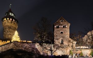 Bild der Kaiserburg mit dem Krippenspiel auf der rechten Seite