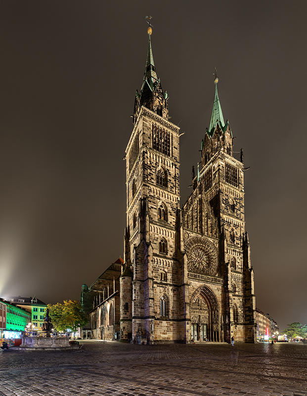 Bild der Lorenzkirche bei Nacht