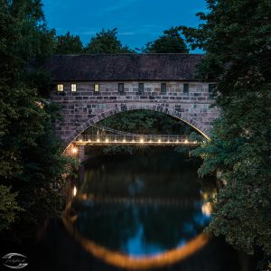 Bild des beleuteten Kettenstegs und der Fronveste am Abend