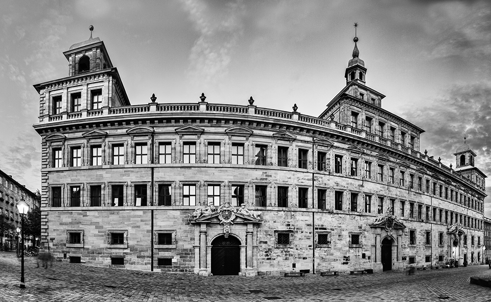 Panorama vom Alten Rathaus in schwarz-weiß