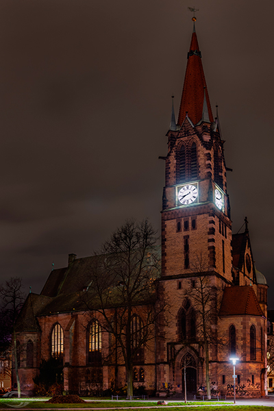 Blick auf eine Kirche in der Nacht