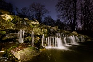 Nachtaufnahme eines Wasserfalls