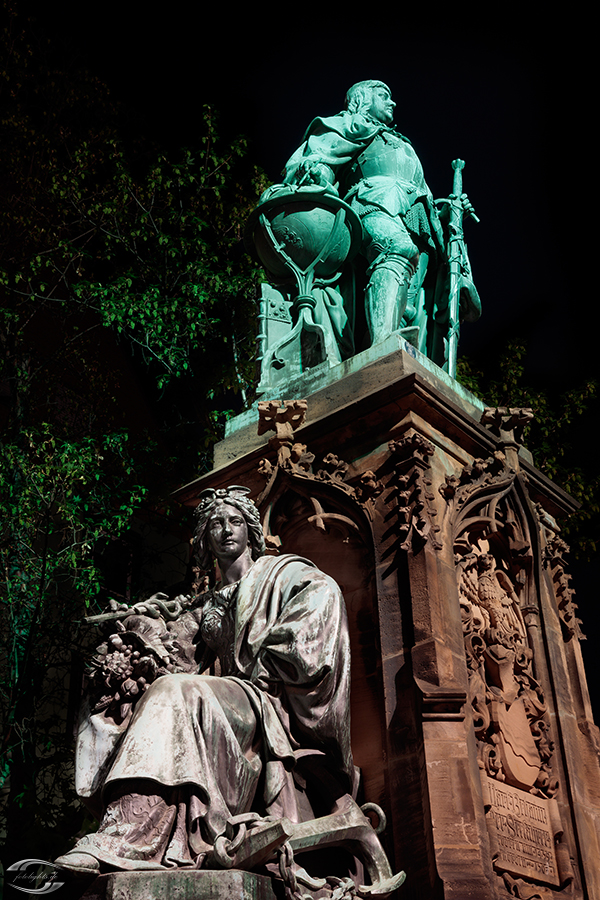 Bild eines Denkmals bei Nacht