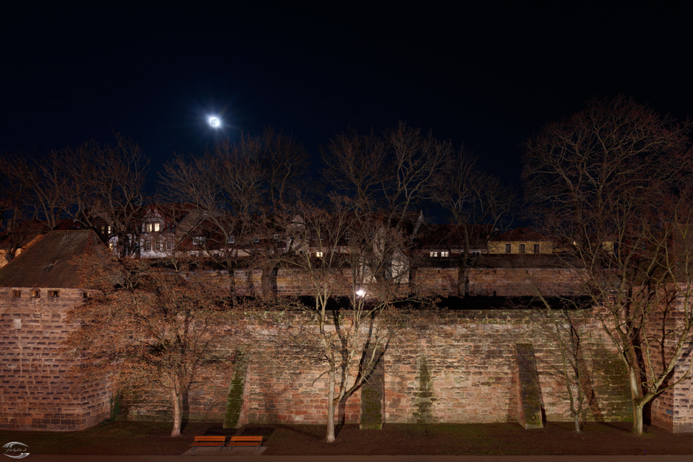 Blick auf die Stadtmauer bei Nacht