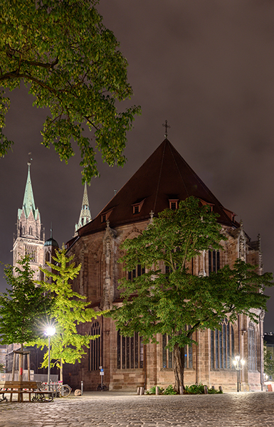 Rückseite der Lorenzkirche mit Baum