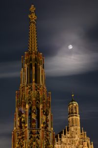 Bild des Schönen Brunnens und der Frauenkirche mit dem Supermond im Hintergrund am Abend des 14.11.2016