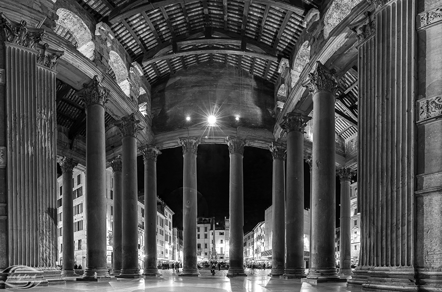 Bild einer Säulenhalle in schwarz-weiß