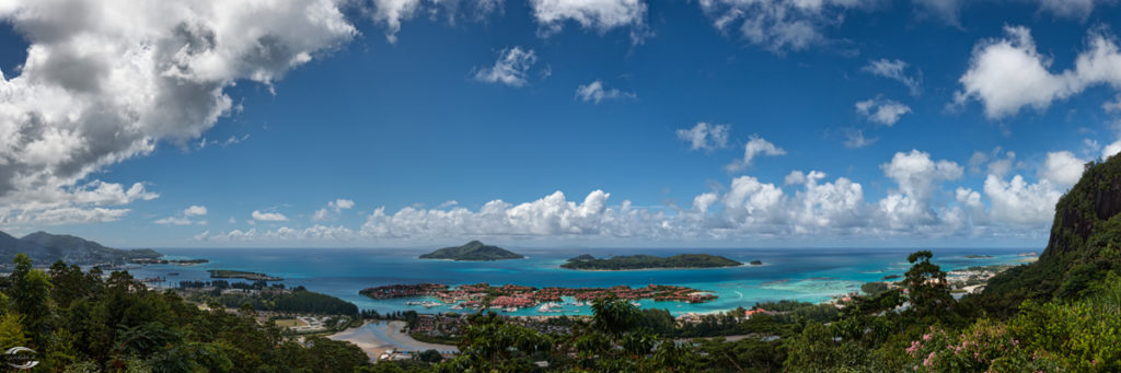 Panorama über ein Bucht mit türkisem Wasser