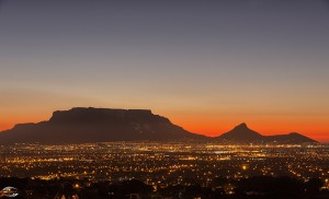 Blick auf den Tafelberg, Lions Head und Signal Hill über Kapstadt